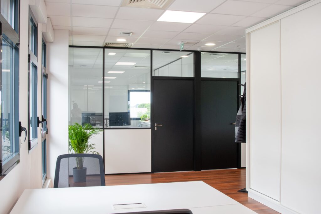 Couloir avec espace de coworking